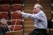 Deutscher Dirigent Marek Janowski leitet das Rundfunk-Sinfonieorchester Berlin in Begleitung der deutschen Violinistin Sophia Jaffé in der Philharmonie Köln (© Thomas Brill)